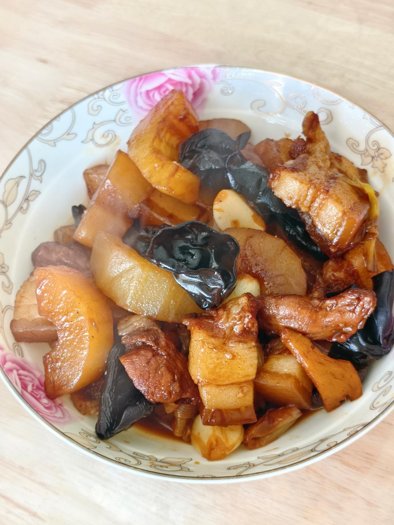 老夫老妻的午餐。​红烧肉加木耳香菇老黄瓜，老黄瓜肥肉脆骨炖汤～除了姜盐料酒出锅时