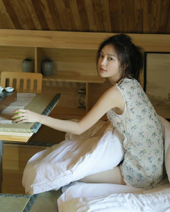 秦岚少女感写真，花裙子光脚丫，柔美可人