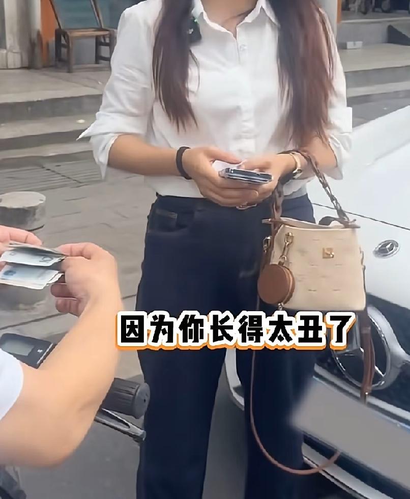 女车主深夜叫代驾，师傅4公里赶过来，刚开口接单，60块被当场打发走。深夜街