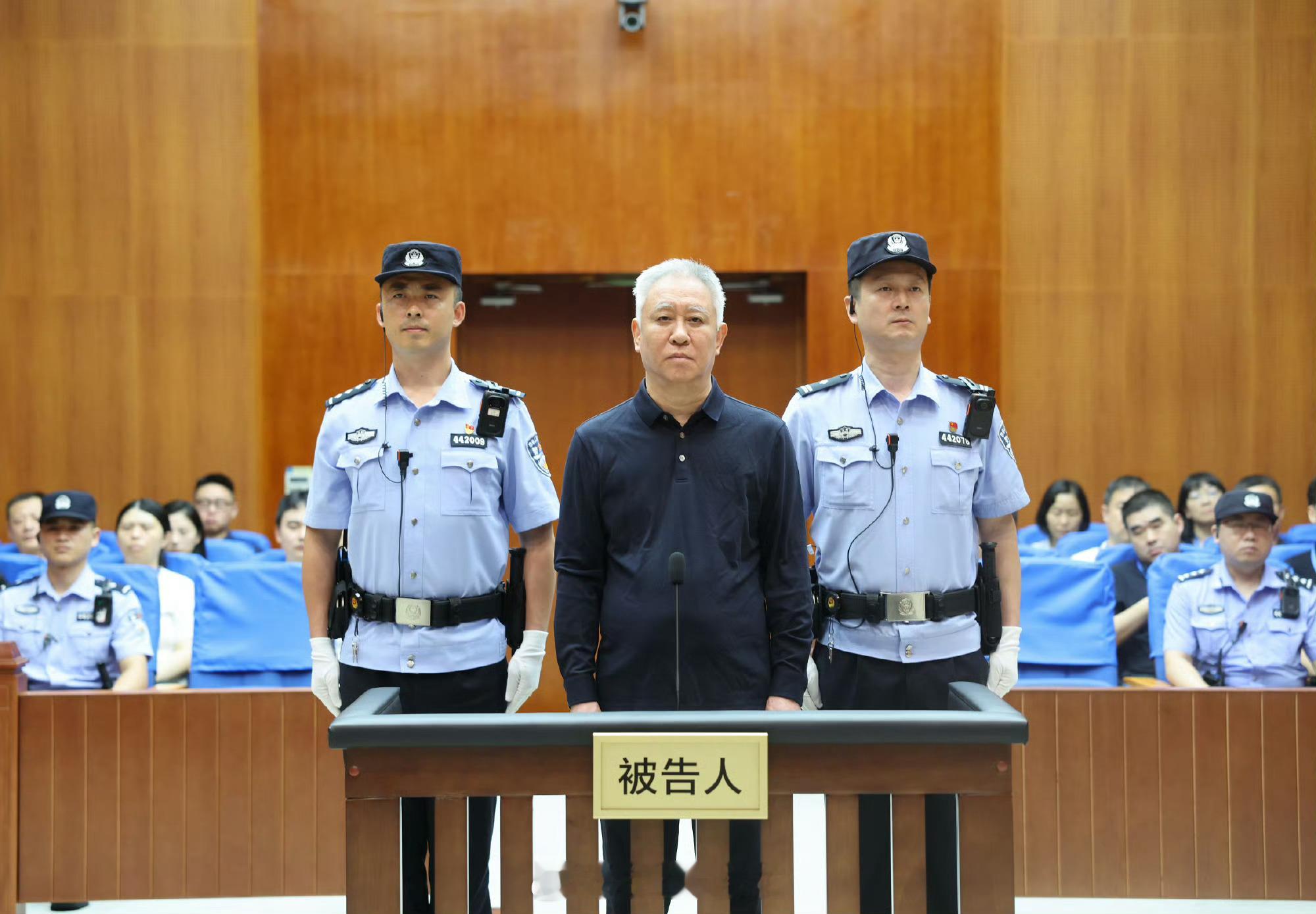 许家印儿子结局许皮带父子三人同案获刑，离岸信托被击穿。法律面前无特权，贪婪必付
