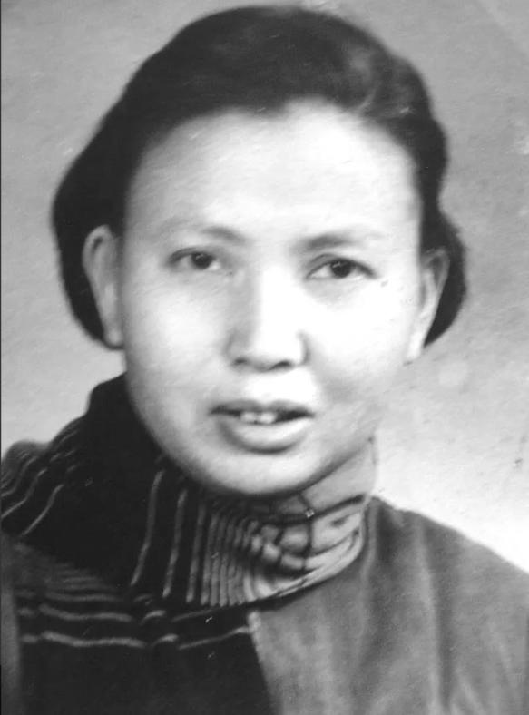 1941年，21岁的女战士莫林被俘，眼看就要被活埋。敌人突然问她：“你认识莫林吗