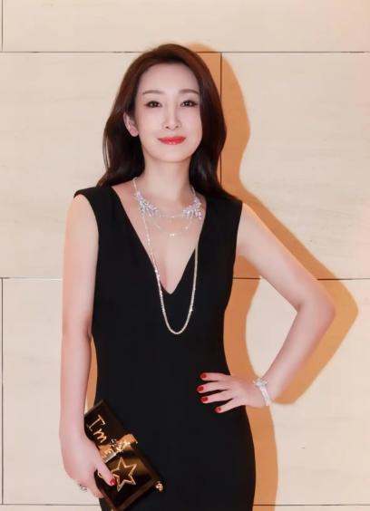 秦海璐一年赚的钱，够普通人花几辈子，可她回家第一件事，是叫老公，棉被她从不整理，