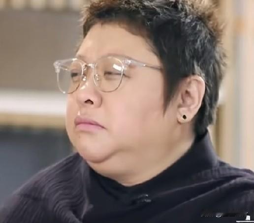 主持人:你身上有圆滑的东西吗？韩红眼神瞬间充满了警惕，思考了很久才回答，主持人