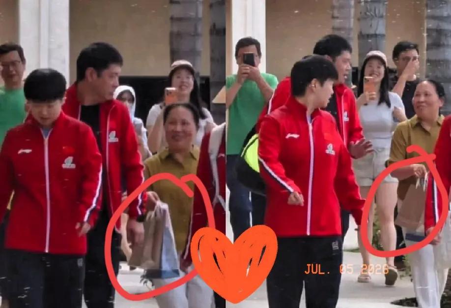 训练结束离场时，孙颖莎被一位等候许久的阿姨拦住。阿姨提前精心备好零食与小礼品，