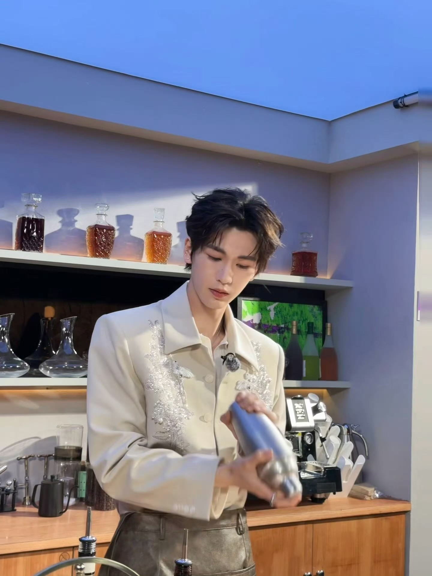 张凌赫当之无愧的全球老公王张凌赫调酒师也是很有感觉啊！好帅啊！真是做什么行业都