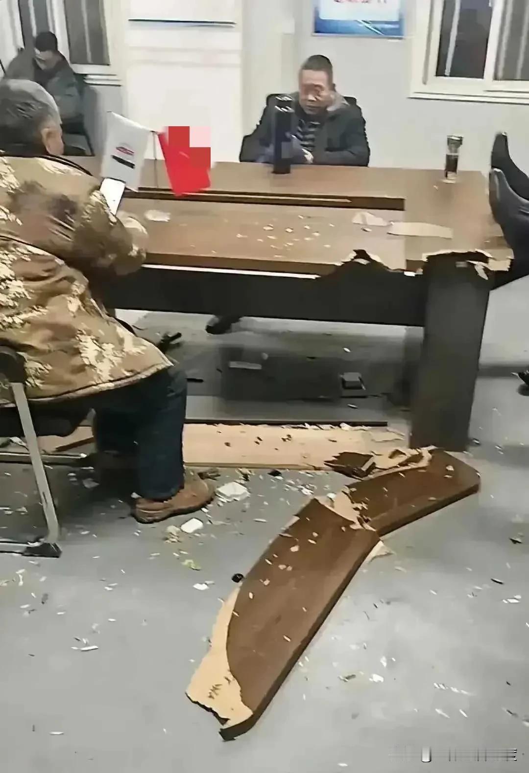 这是要工资现场真实情况，场面很混乱，也很尴尬呀！在经过先前一段激烈争吵之后，两方