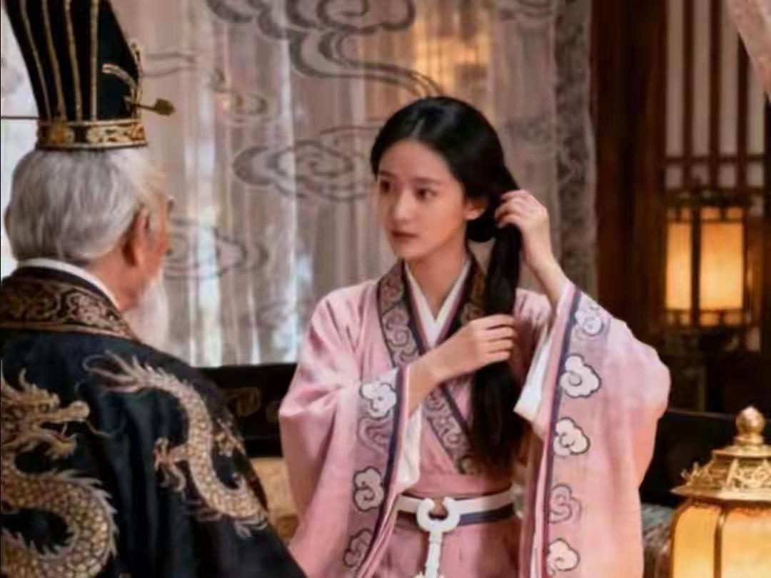 25岁的钩弋夫人刚侍寝完69岁的汉武帝，汉武帝突然大怒下旨：赐死…锦帐还留