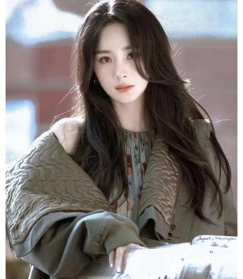 38岁的杨幂自爆自己的胳膊已经抬不起来了。原来是因为自己的胳膊已经出现了严重