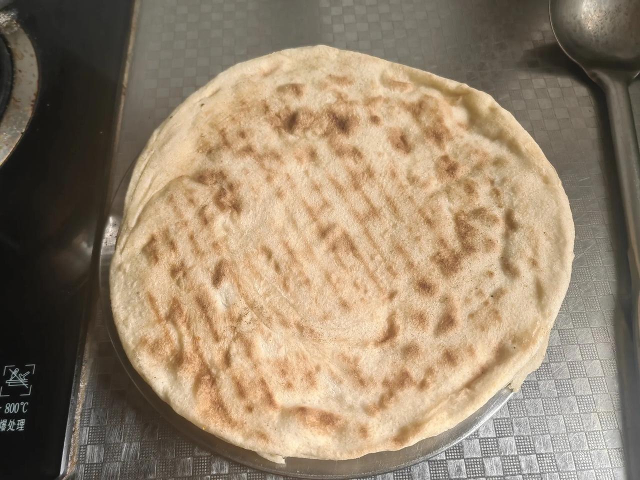 昨天晚上把我们老两口子气坏了，今天晚上没给他们做饭。事情是这样的，昨天晚上我烙