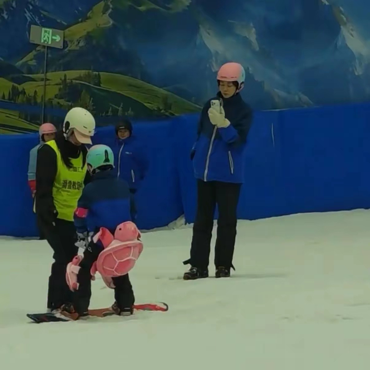 偶遇熊黛林带双胞胎女儿学滑雪，母女仨穿同款亲子装，个子都好高。熊黛林给女儿记录学