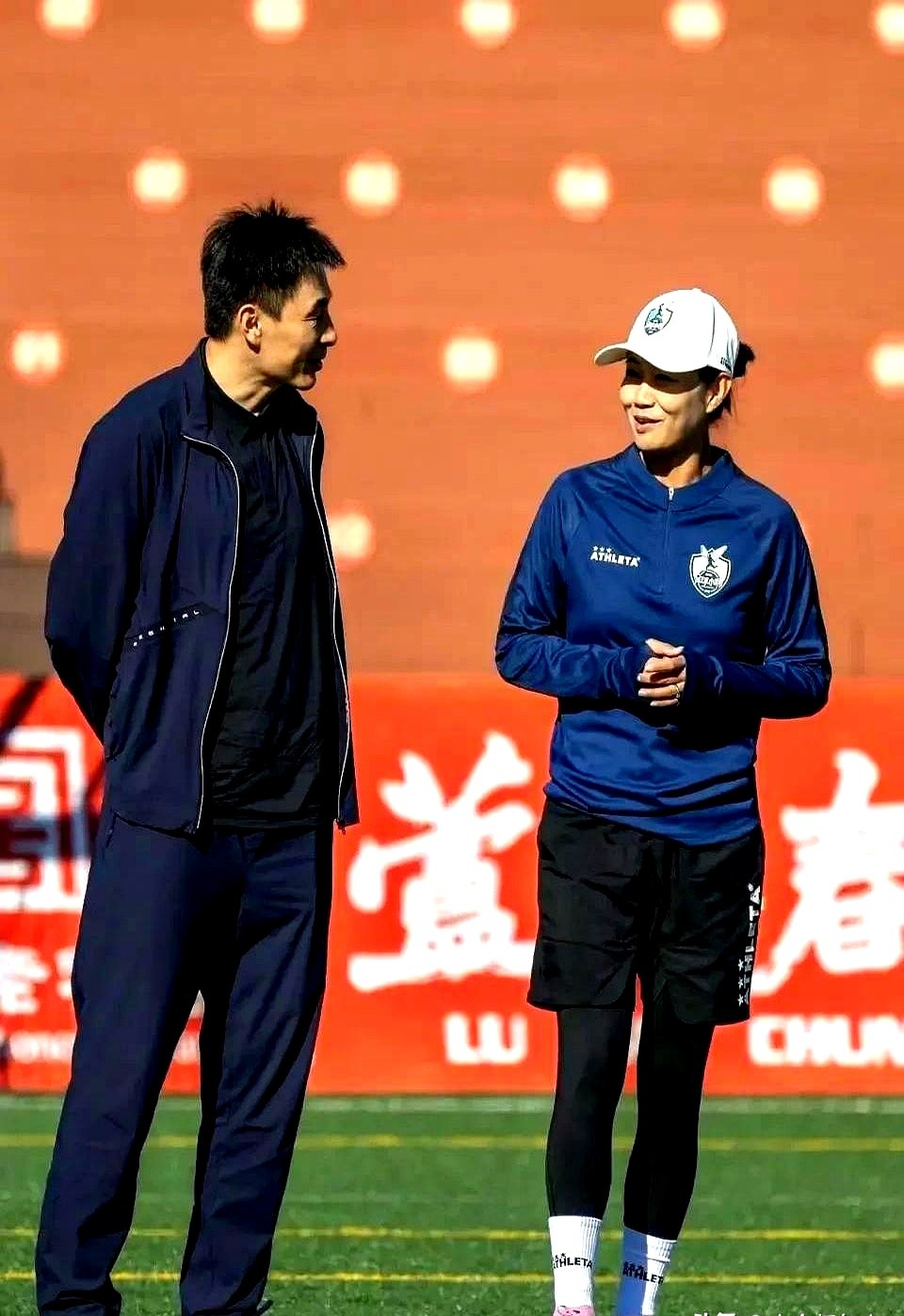 一个青训小球员吕孟洋，网上的粉丝量竟然比马明宇、吴曦这些老国脚还要多。快四十岁的董路跑去抓青训，骂他