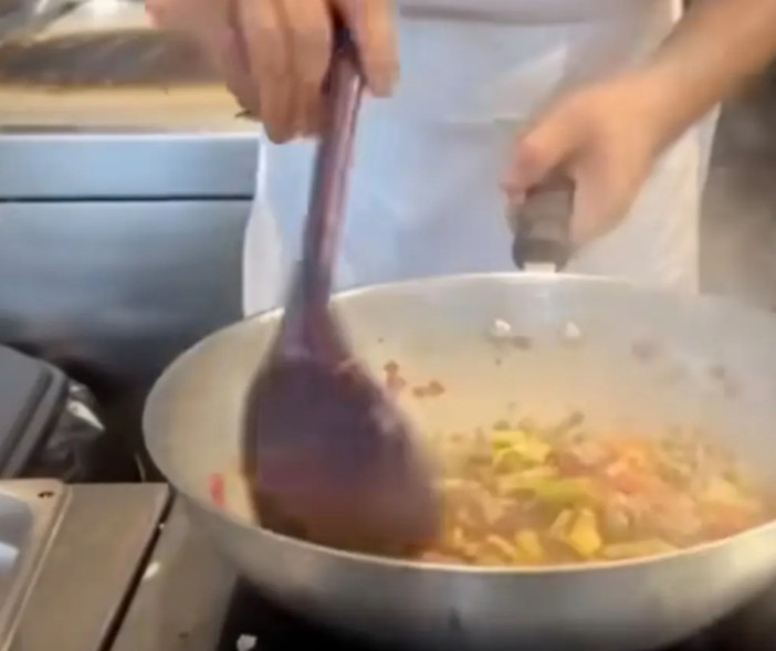 西贝为了自证清白直播了后厨现场炒菜，直播间观众看后全体懵了，这握勺子手势和这勺子