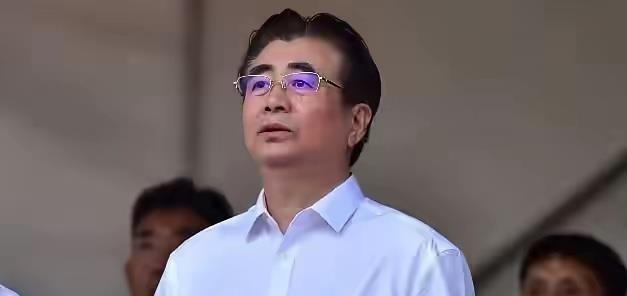 6月3日晚董路晒出那张签约照的时候，说实话我第一反应是不敢信——然后又觉得，这回