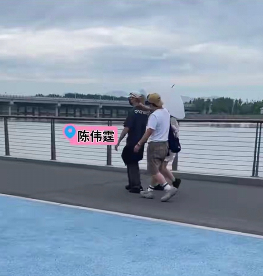 阿那亚好多明星啊，陈伟霆何穗带娃逛街被偶遇，陈伟霆单手抱娃帅爆了，何穗白的发光