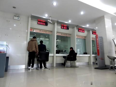 现在银行的日子不好过了！据统计，这几年全国就已经关停了超过9000家银行网点，还