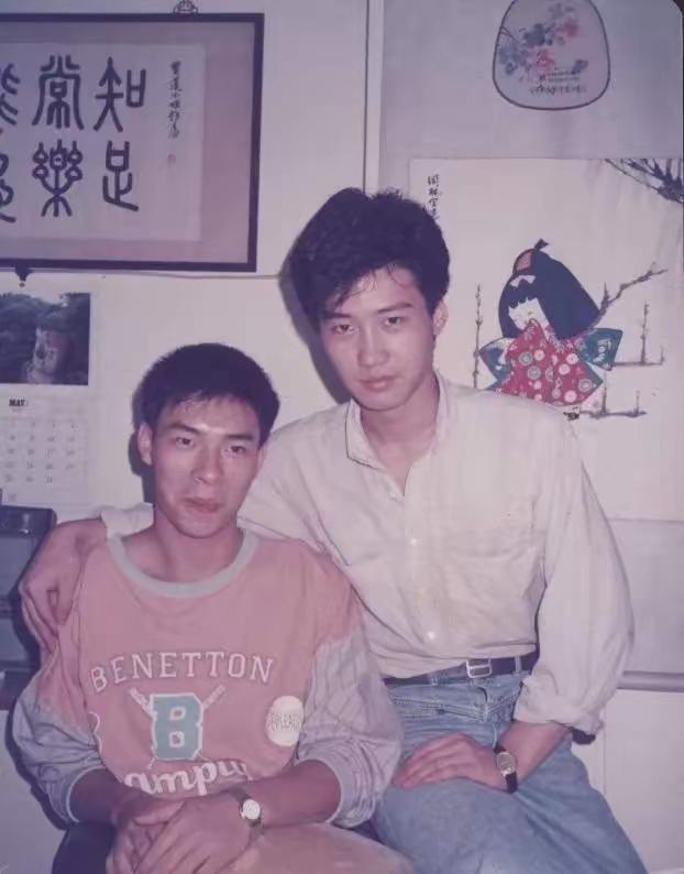 早期，黎明与许志安的一张合影，两人都好青涩的样子。1986年，黎明与许志安一