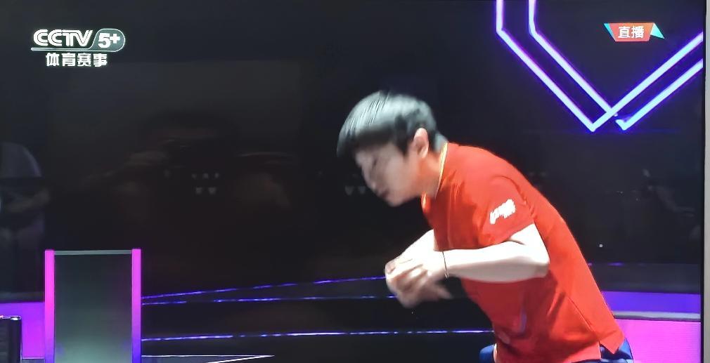 直播孙颖莎与他的好朋友波多黎各选手迪亚兹的比赛开始了。2:1，孙颖莎领先一分，2