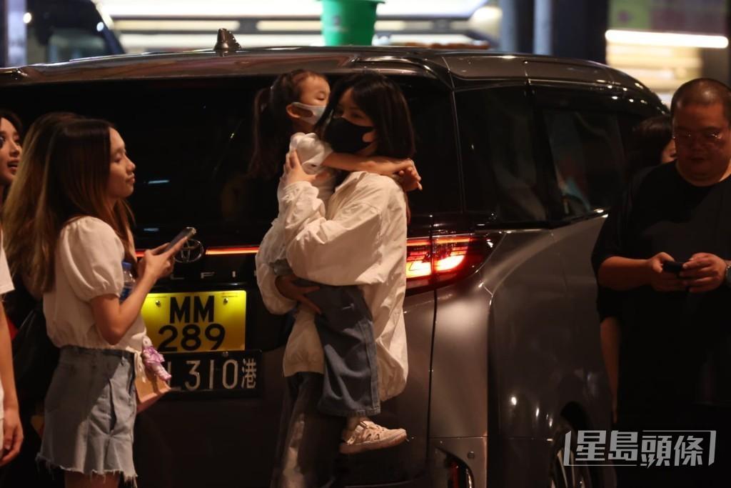 九龙城寨之终章｜林峰庙街连夜赶拍，妻子抱着女儿低调探班，母女二人戴口罩混在路人中