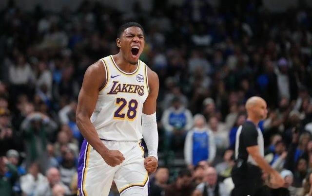 八村垒在接受《TheAthletic》采访时表示，他完全接受替补角色的定位，帮