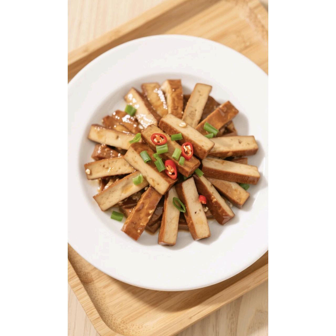 1994年，辽宁铁岭的小凡河村曝出一起在全国都闹得沸沸扬扬的豆腐干投毒案——当时