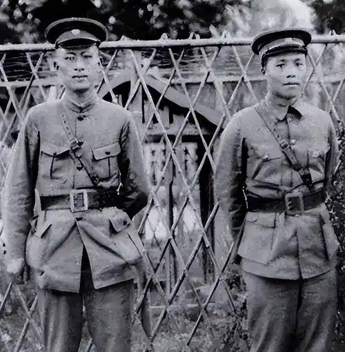 在1949年11月20日由南宁飞往香港之前，李宗仁曾经抱着他的双肩，两眼流着泪对