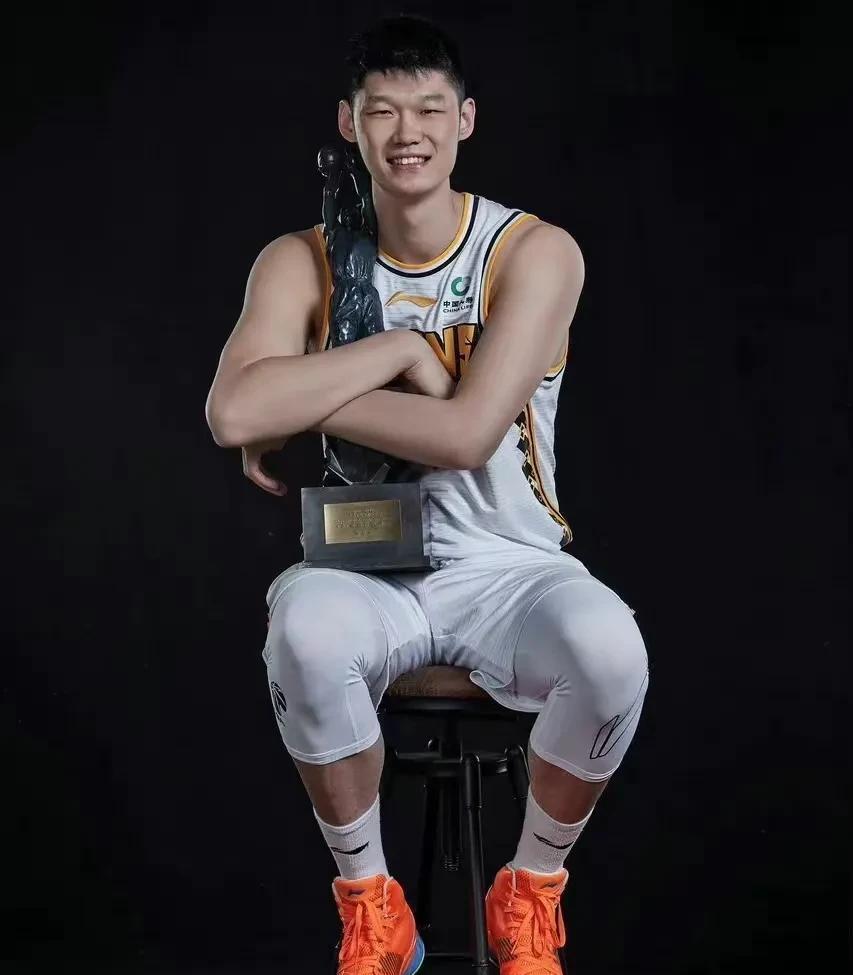 胡金秋或迎来收获最满的一个巅峰赛季:胡金秋27岁身高2.10米，体