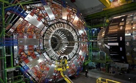 中国政府已经暂停大型粒子加速器计划。欧洲核子研究中心主任吉亚诺提最近提到，中国原