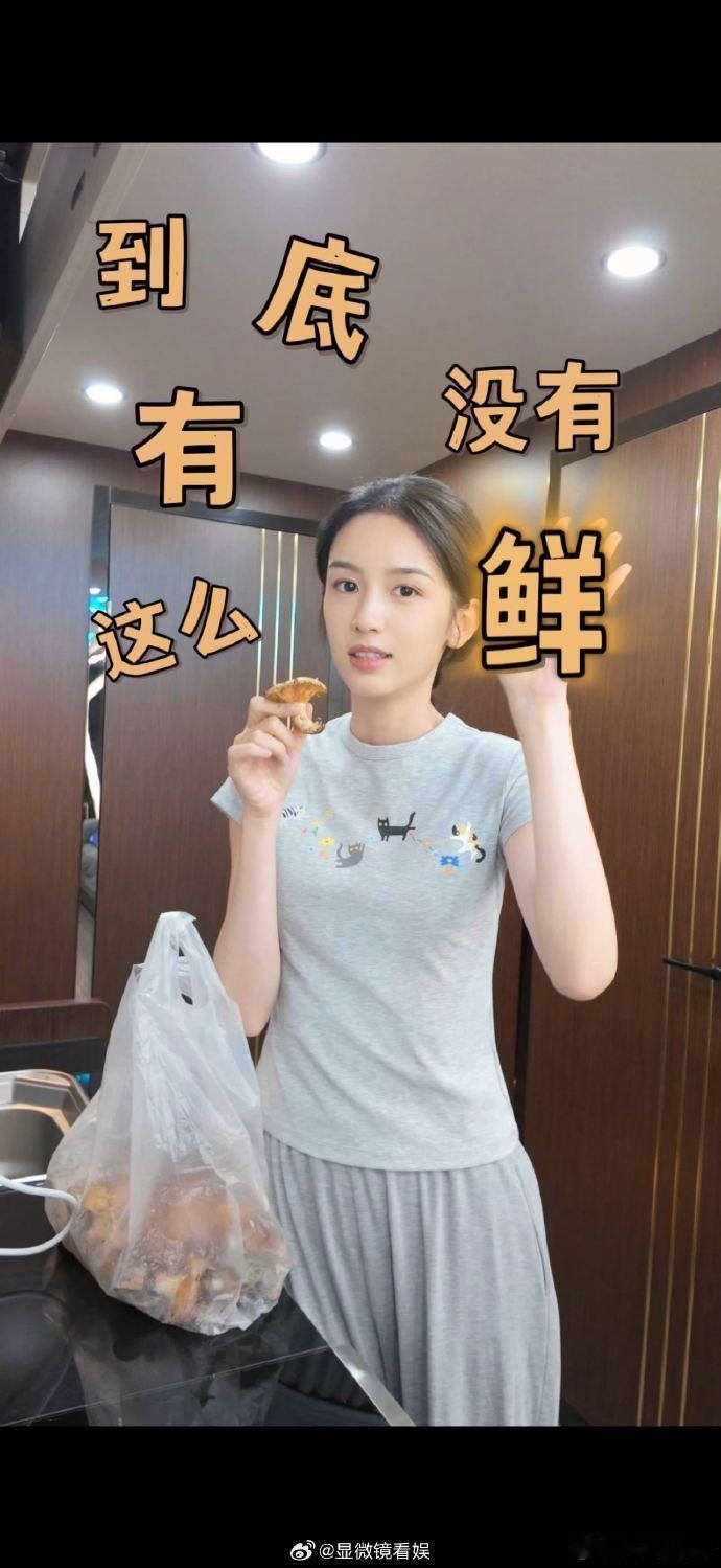 刷到周也的做饭vlog，瞬间被圈粉！她不摆明星谱，认真处理食材、耐心分享技巧，让