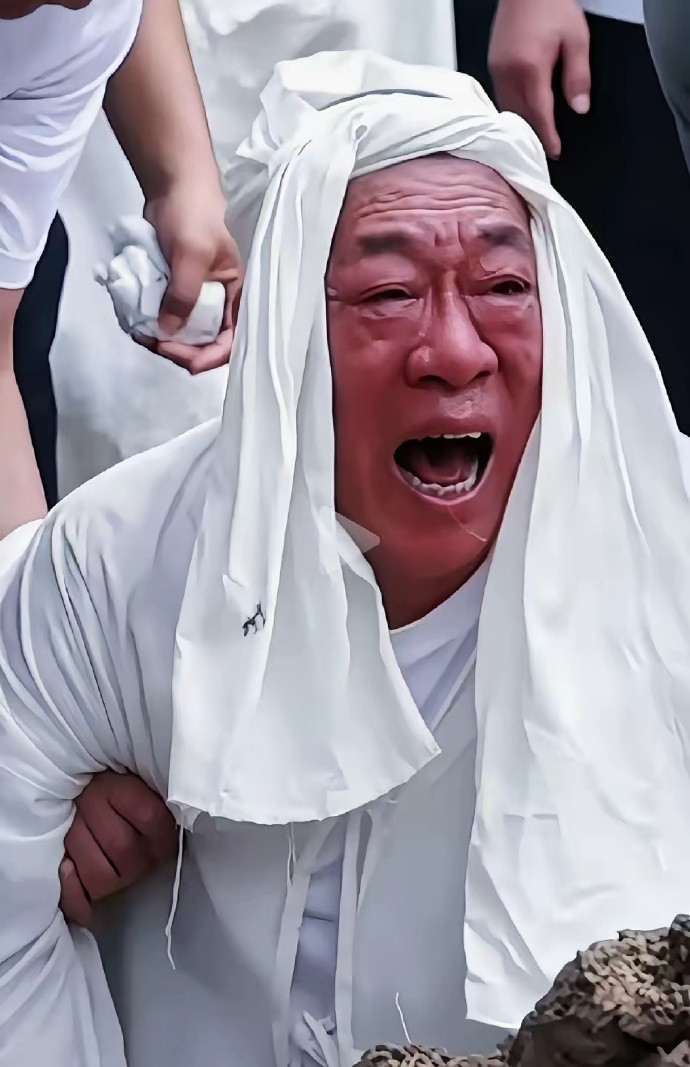 为母亲披麻戴孝的河南矿山董事长崔培军这是2025年的事，当时崔培军一身全套白色孝服，跪在母亲坟前哭的