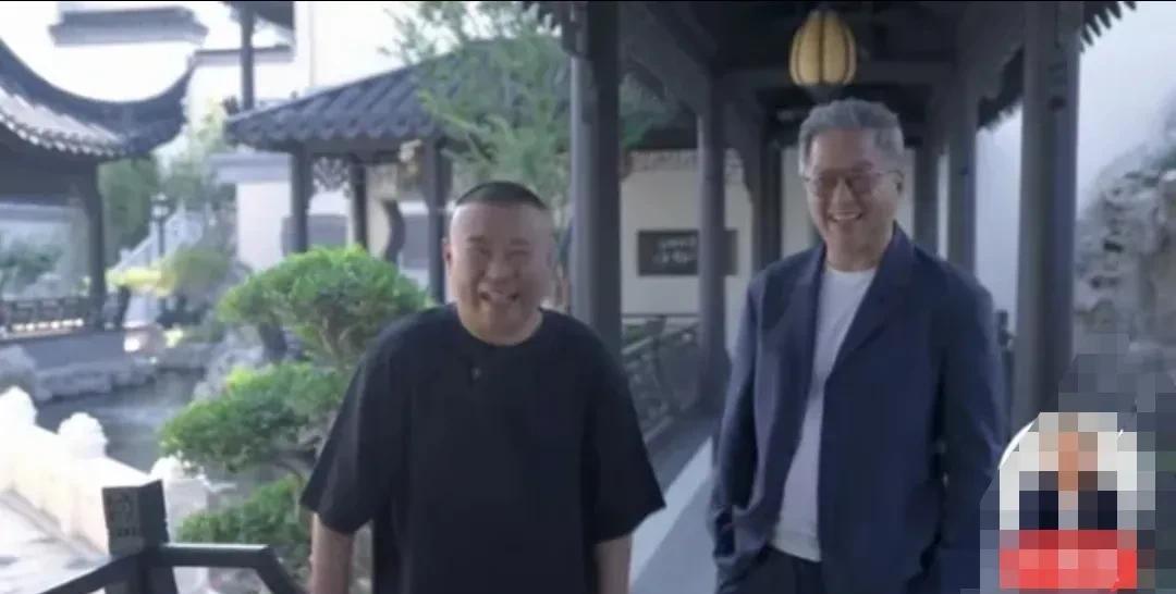王伟忠不愧是老江湖！拜访郭德纲家带了一瓶陈年金门高粱酒和一盆兰花，酒呢，说是自己