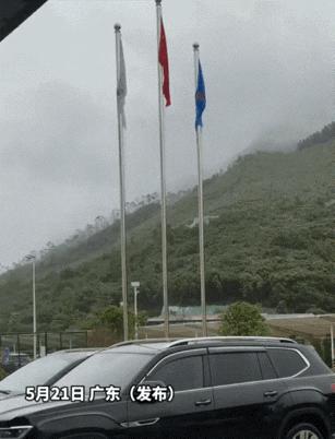 “解释不清了”！广东一名男子雨天路过时，发现五星红旗被雨水淋得塌了下来。他突然想