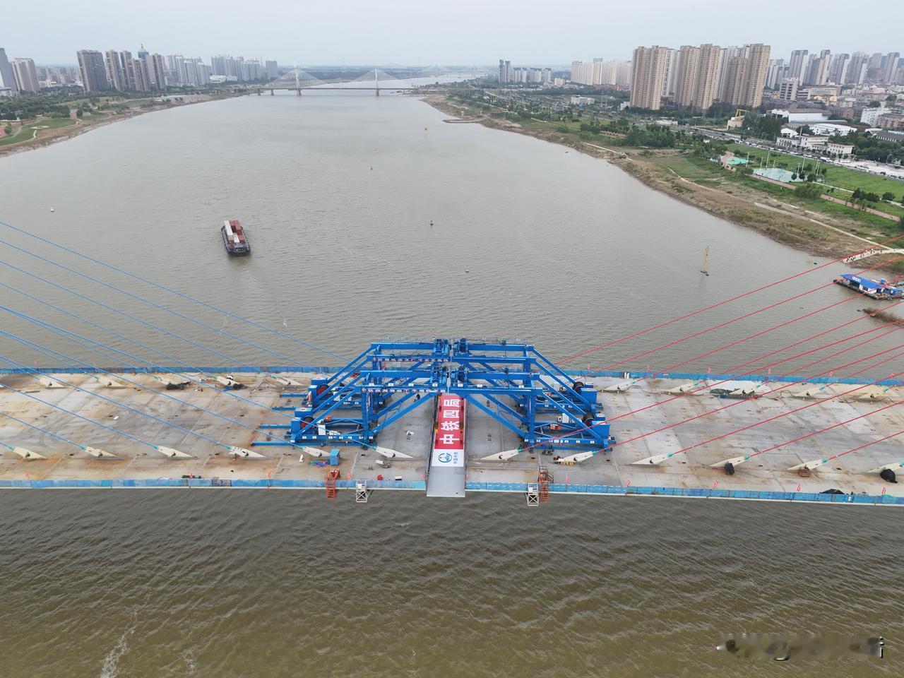 今天上午（9月3日），蚌埠延安路淮河大桥主桥已经顺利实现合龙！这标志着这座淮河流