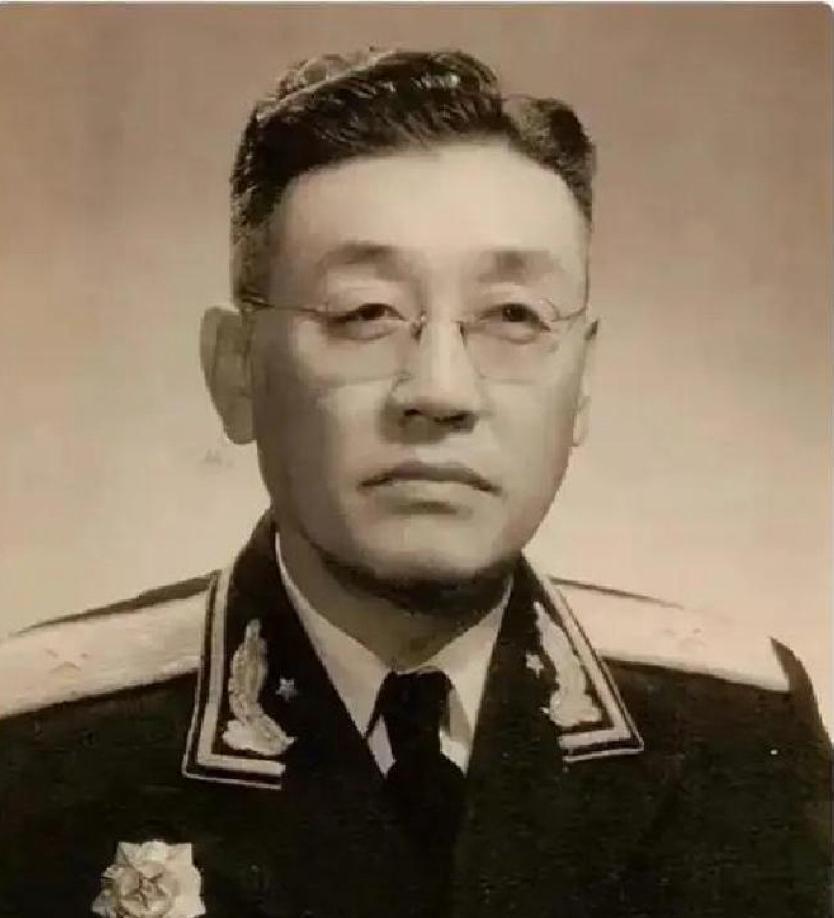 1955年授衔仪式刚结束，贺晋年攥着自己的少将军衔证书，心里五味杂陈。这时，他撞