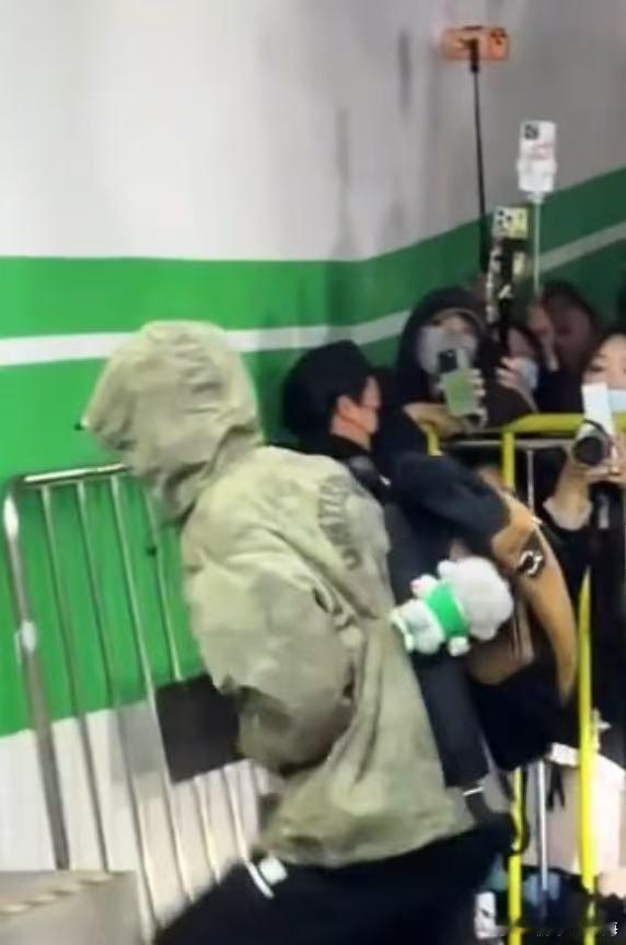 王一博新朋友小嗷还挺酷的小嗷一出场就赢麻了，冷静又帅气，和王一博的气质完美适配，