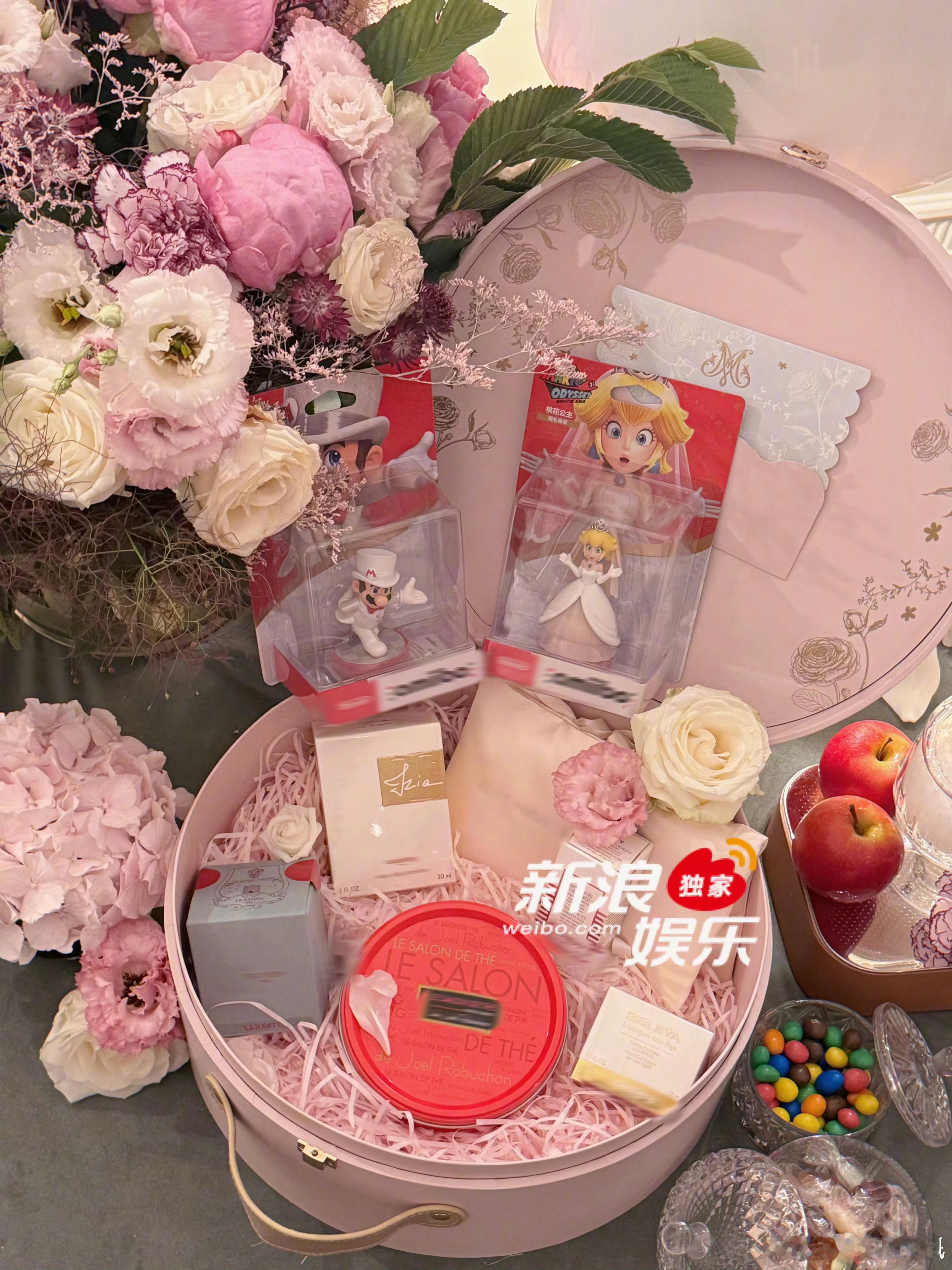 奚梦瑶何猷君婚礼伴手礼将于6月1日在法国举行婚礼，伴手礼粉粉的礼盒印着两人英文