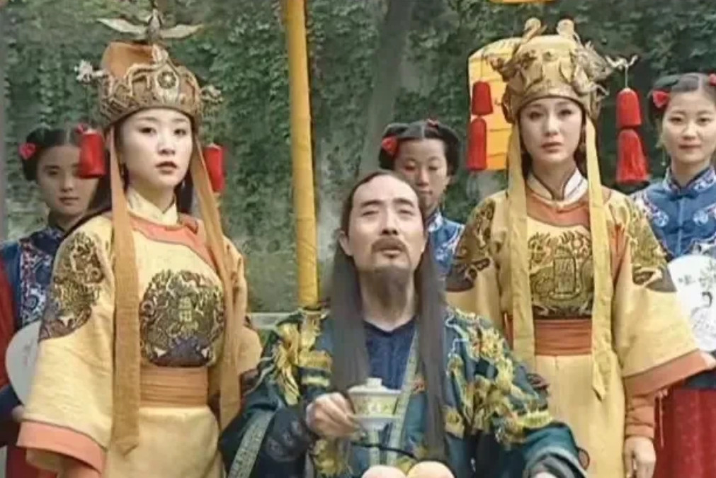 洪秀全很反感杨秀清装天父下凡，但是又不好拆穿，只能选择了隐忍。他知道杨只能敲打，