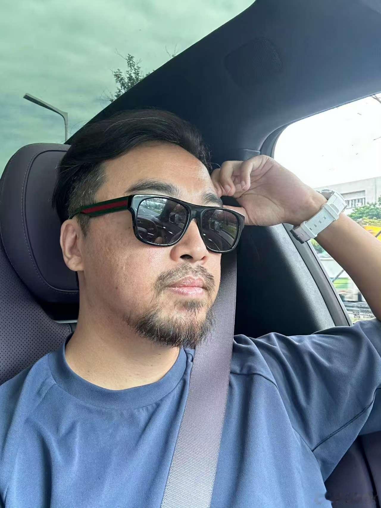 峰哥这一看就是开的新款小鹏P7,这个辨识度很高。短发峰哥变帅了