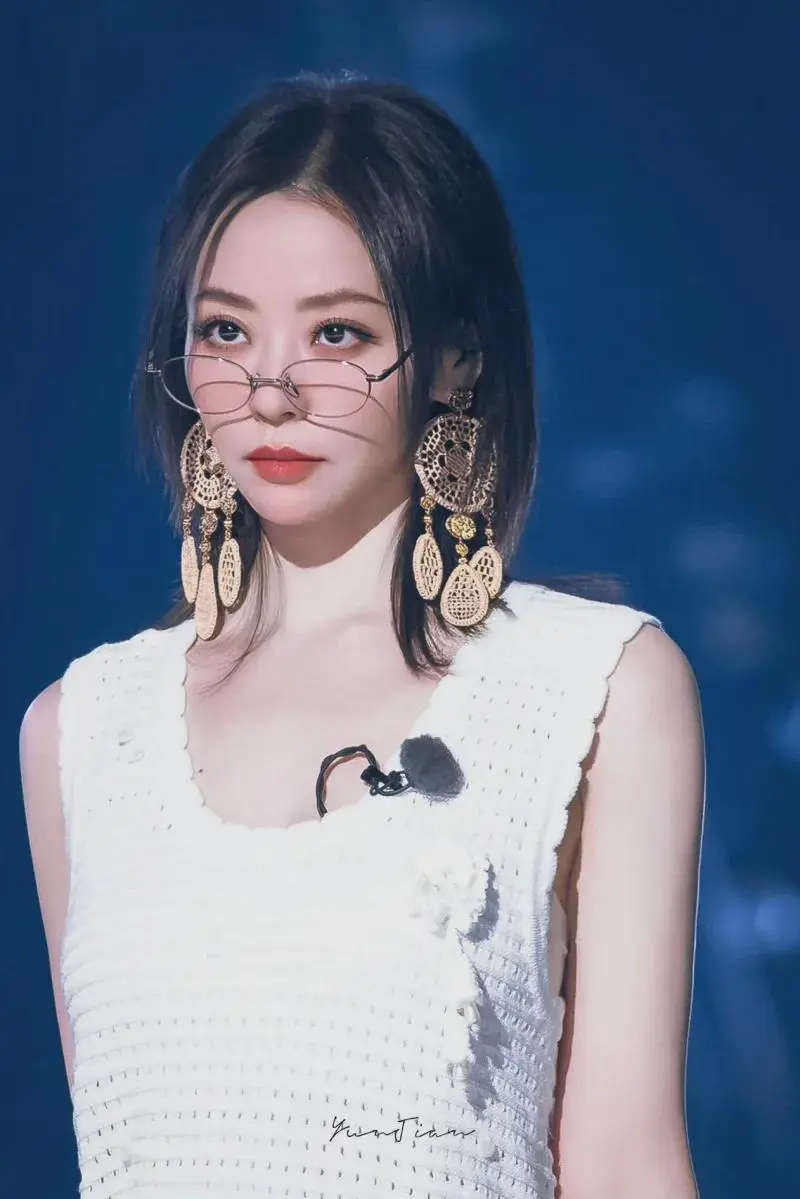 张靓颖多大了，怎么感觉离婚后熟女气息拉满，要是能当弟弟，你们干不干。