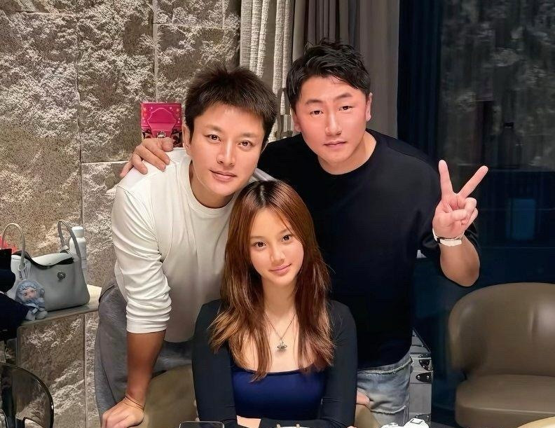 贾乃亮和13岁女儿甜馨聚餐，父女俩的脸型五官真的好像，基因真的太强了！甜馨打扮成