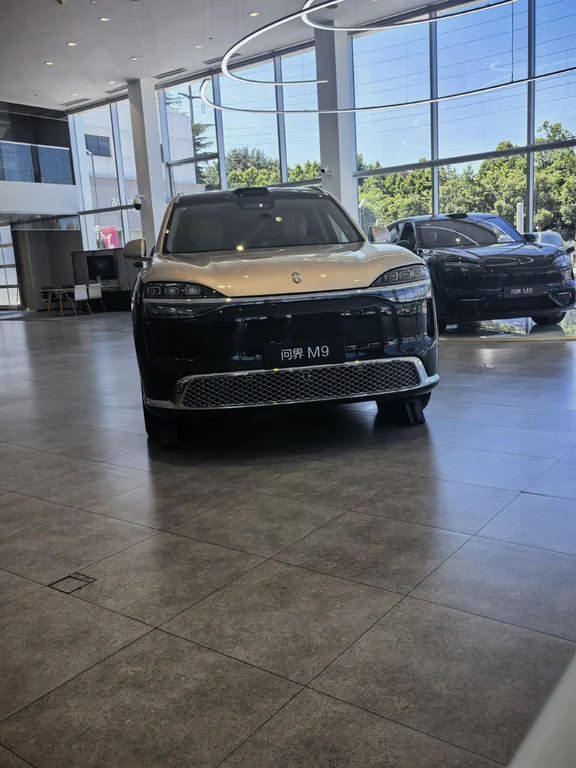 问界M9与M0.9问界M9是鸿蒙智行全尺寸旗舰SUV，华为深度赋能，提供增程、纯电版本，五/六/四座