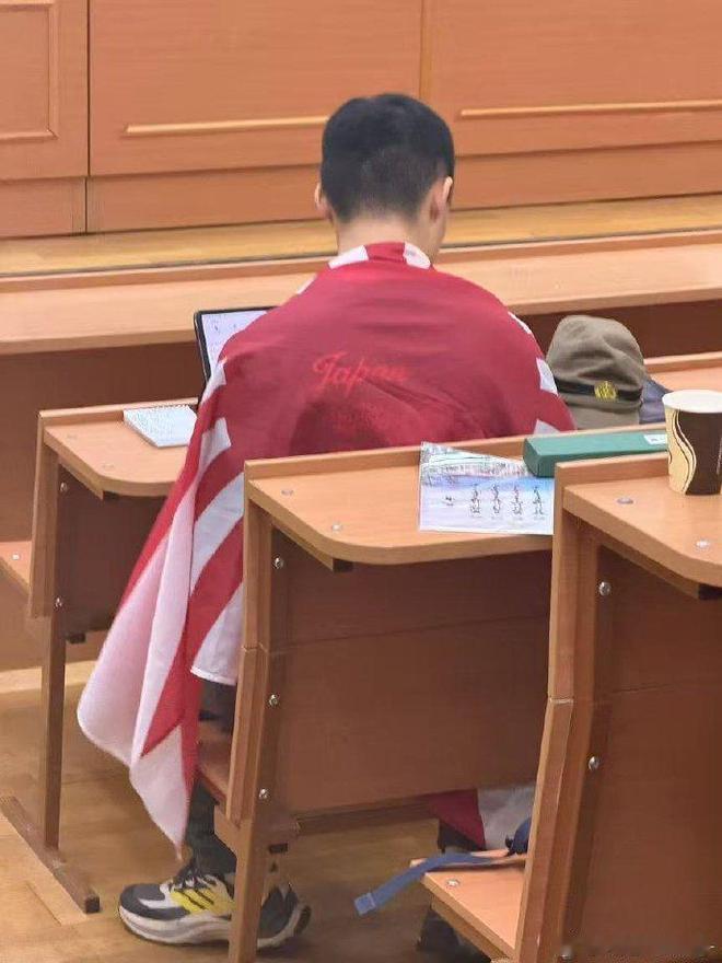 就这个坏怂，一个在莫斯科留学的家伙，居然身披旭日旗，还听说是个南京人。