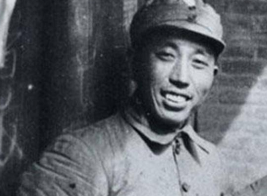 1950年，一个穿着破烂的妇女带着女儿到北京饭店，母亲畏缩不前，几乎不敢抬头，小