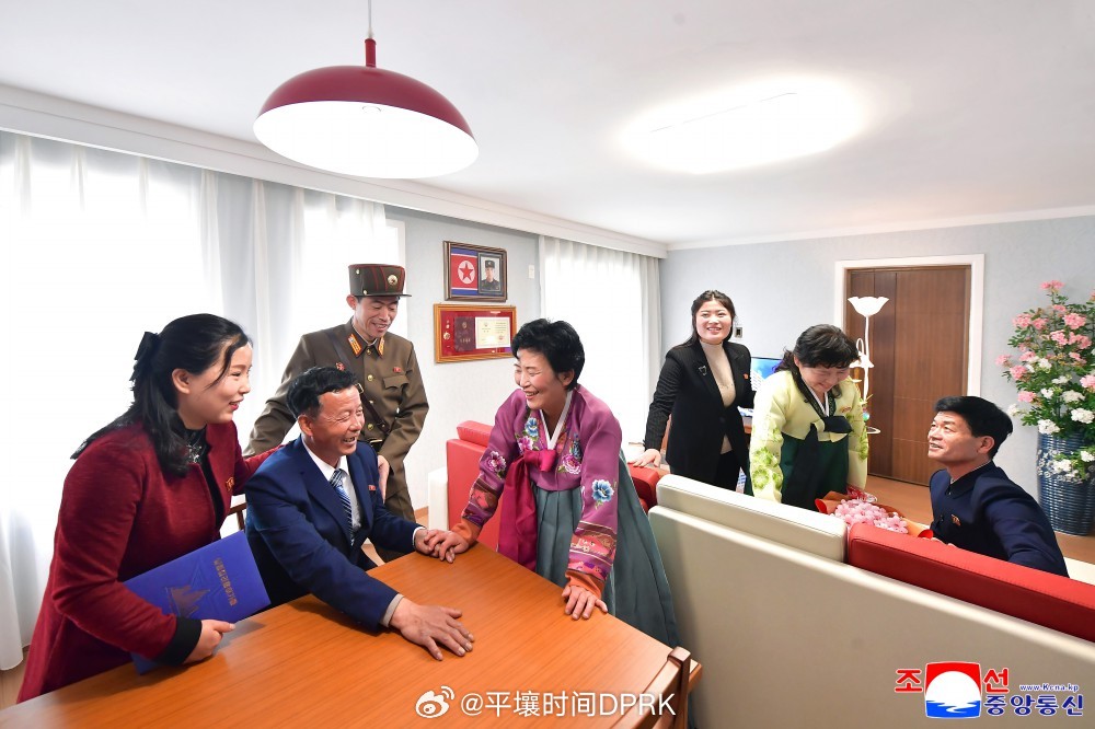 新星大街新居主人们连日搬进，热闹非凡朝中社平壤３月３０日电　平壤的骄傲——新星大