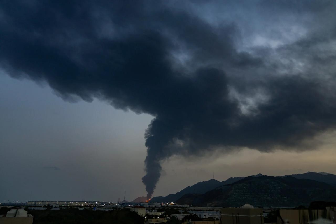 霍海峡战火重燃，导弹撕裂波斯湾夜空，阿联酋富查伊拉石油工业区，再次遭到无人机猛击