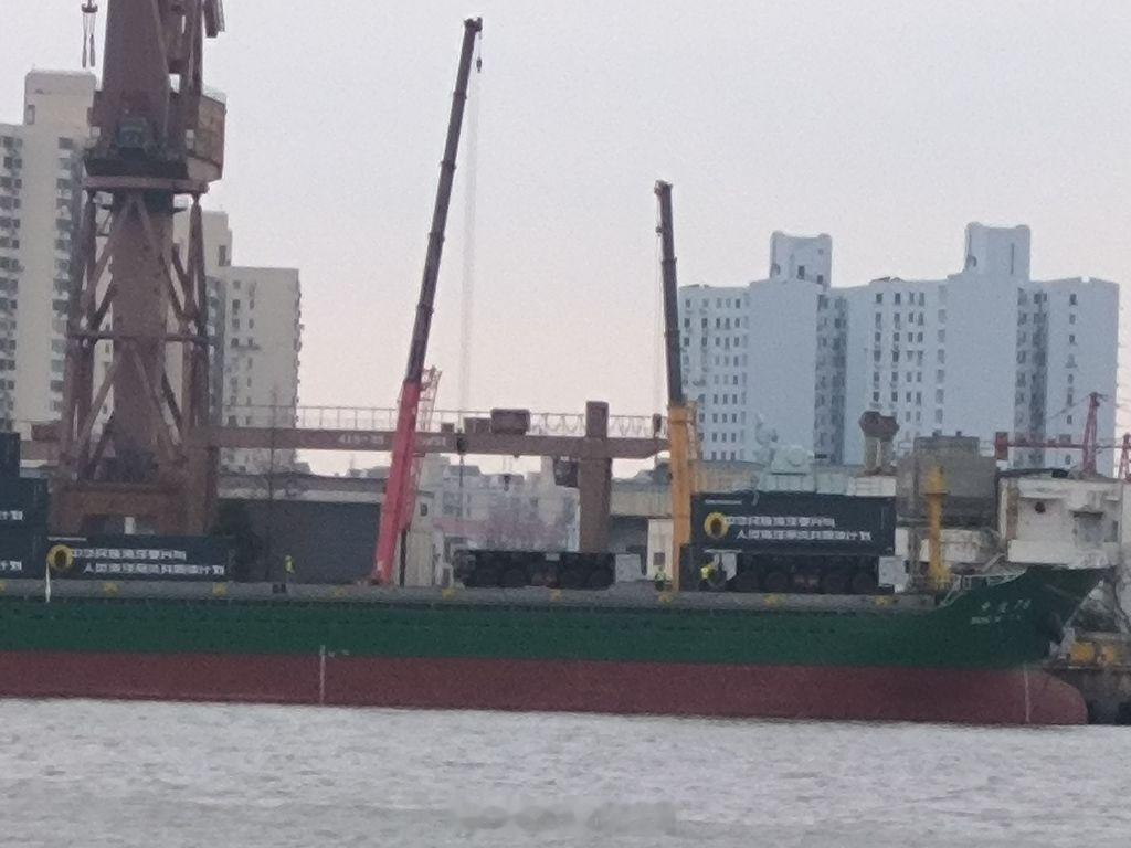 组合式电磁弹射轨道车装上了辅助巡洋舰“中达79”实锤这种组合式电磁弹射轨道不仅