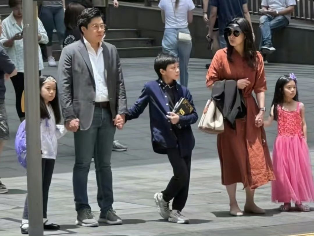 网友香港偶遇郭晶晶一家五口，好亮眼的一家人​真幸福啊​​​
