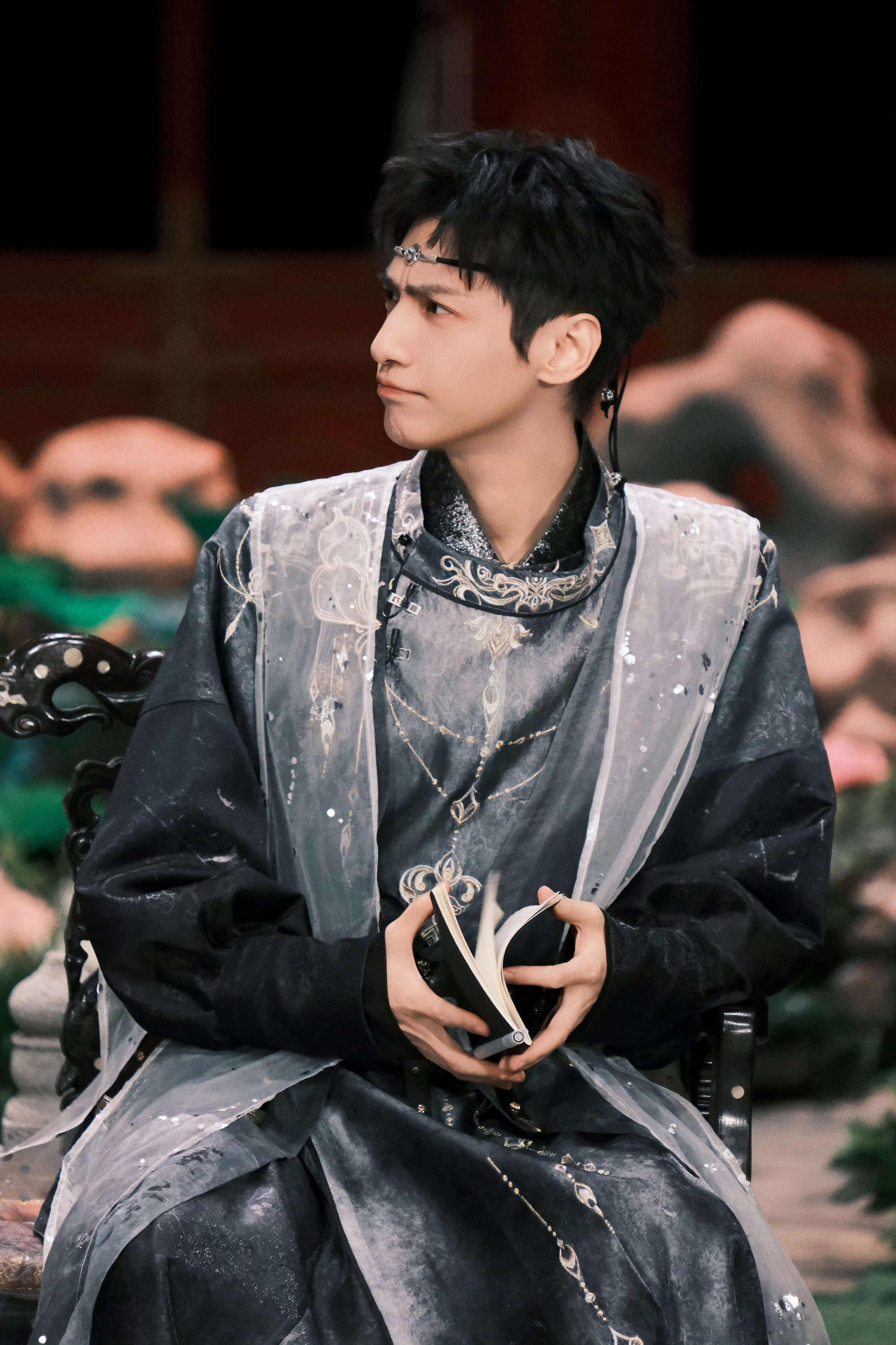 罗云熙工作室🧣2025.10.29迷局之中抽丝剥茧，方寸之间洞见真相。罗云熙