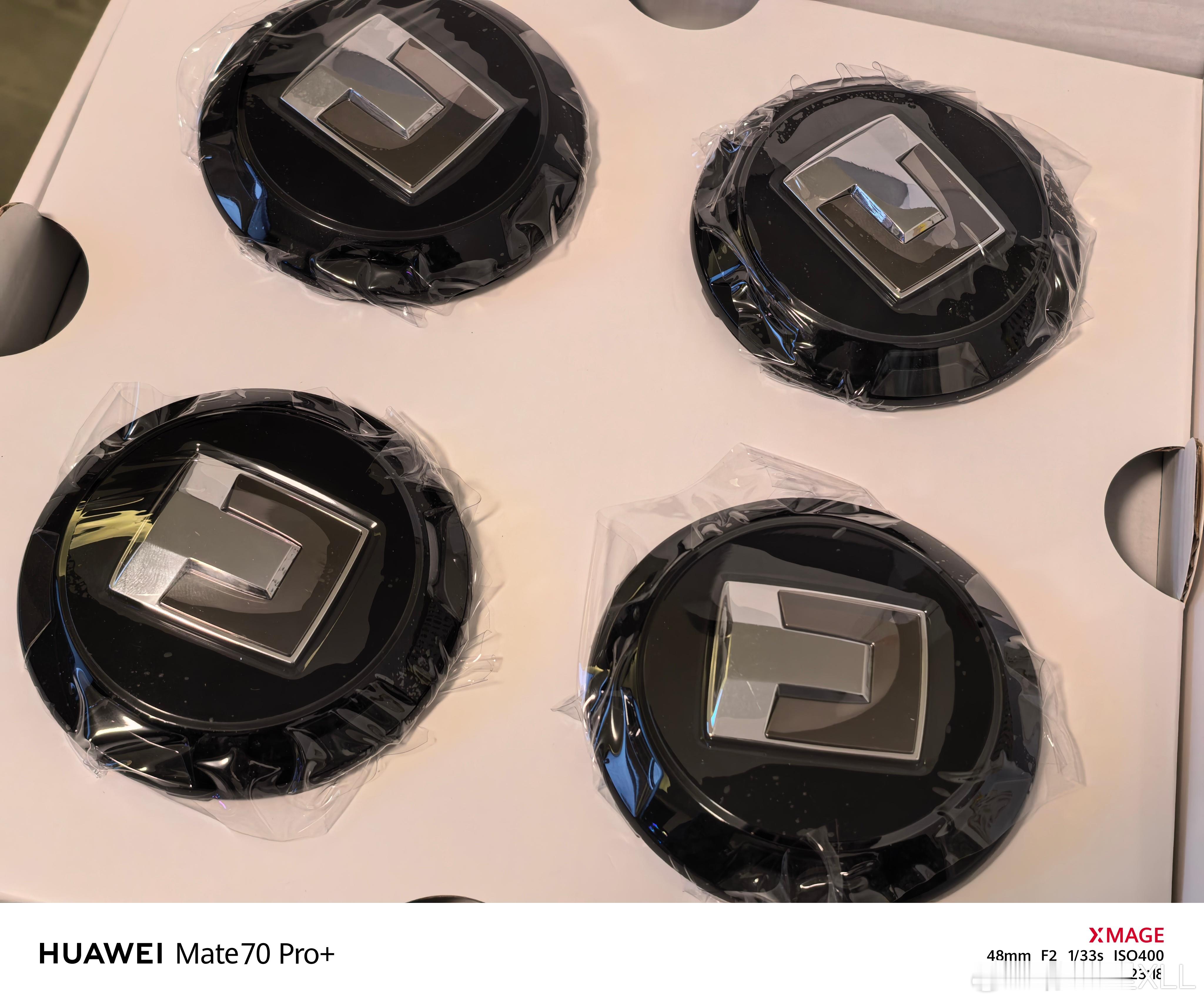 收到四个坦克的原厂悬浮轮毂盖。服了这个长城了。在各种地方，印了一堆原厂配件、原厂