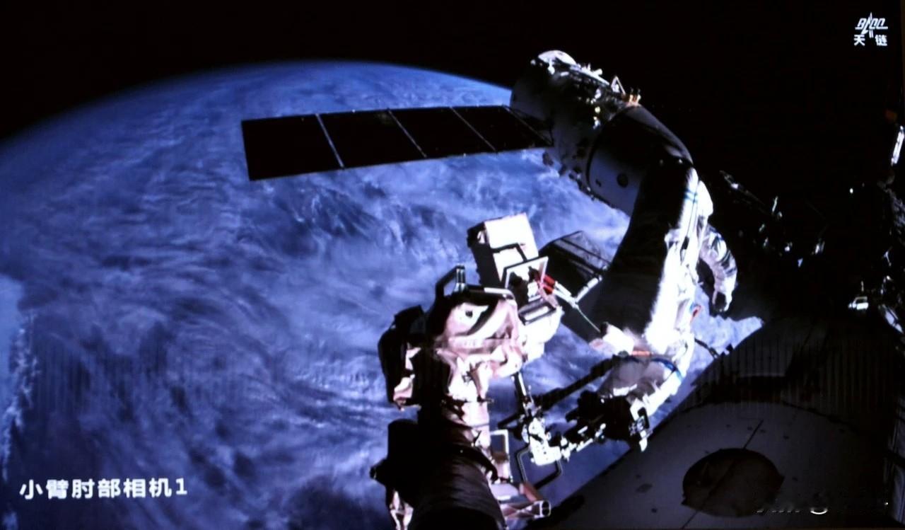 悄么声的完成了第三次出舱任务……棒棒哒！又一次没有预告的出舱任务！一觉醒来