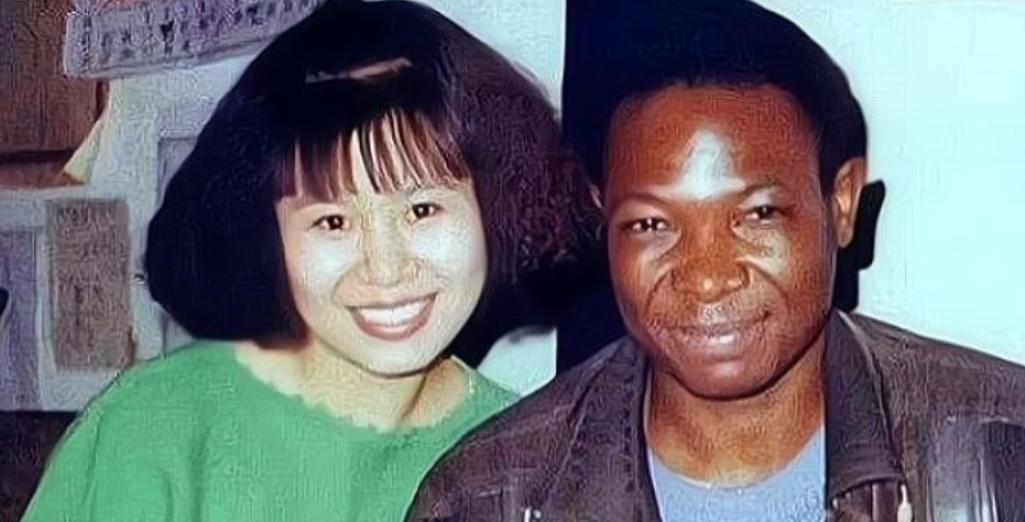 她是清华硕士，不顾父母强烈反对，远嫁非洲乌干达，母亲以死相逼，父亲一夜白头，都没